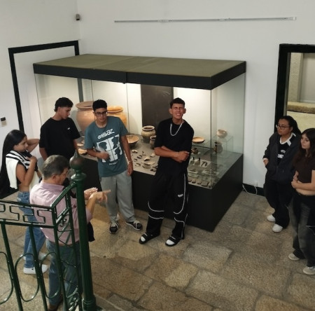 Biblioteca apoia visita dos alunos de PLNM